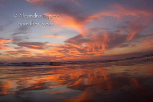 Sunset in the Beach, Acapulco Mexico by Alejandro Topete 